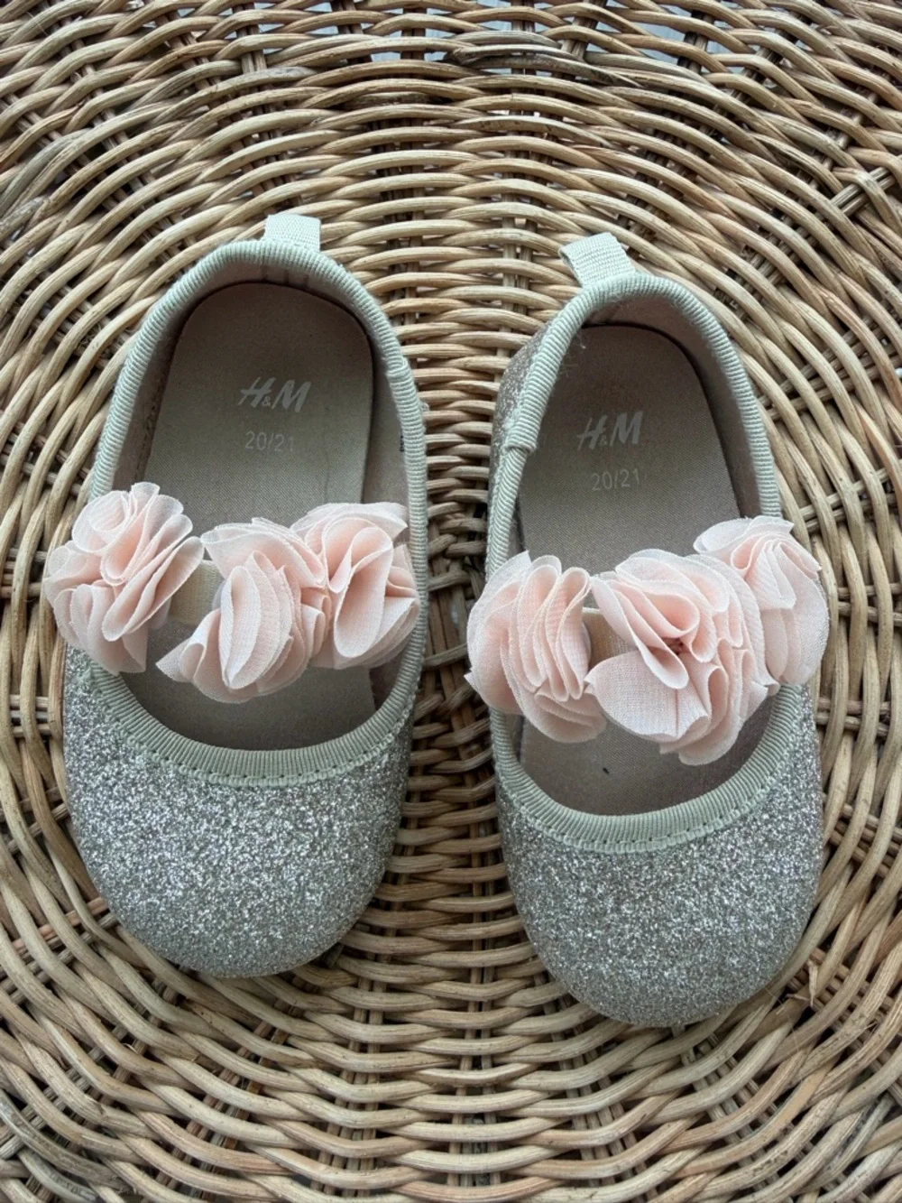 H&M Silver Glitter Mary Jane baby shoes with Blush Flower Trim -size 20-21- NEW